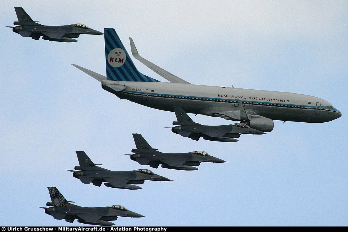 Boeing 737 and F-16AM Fighting Falcon