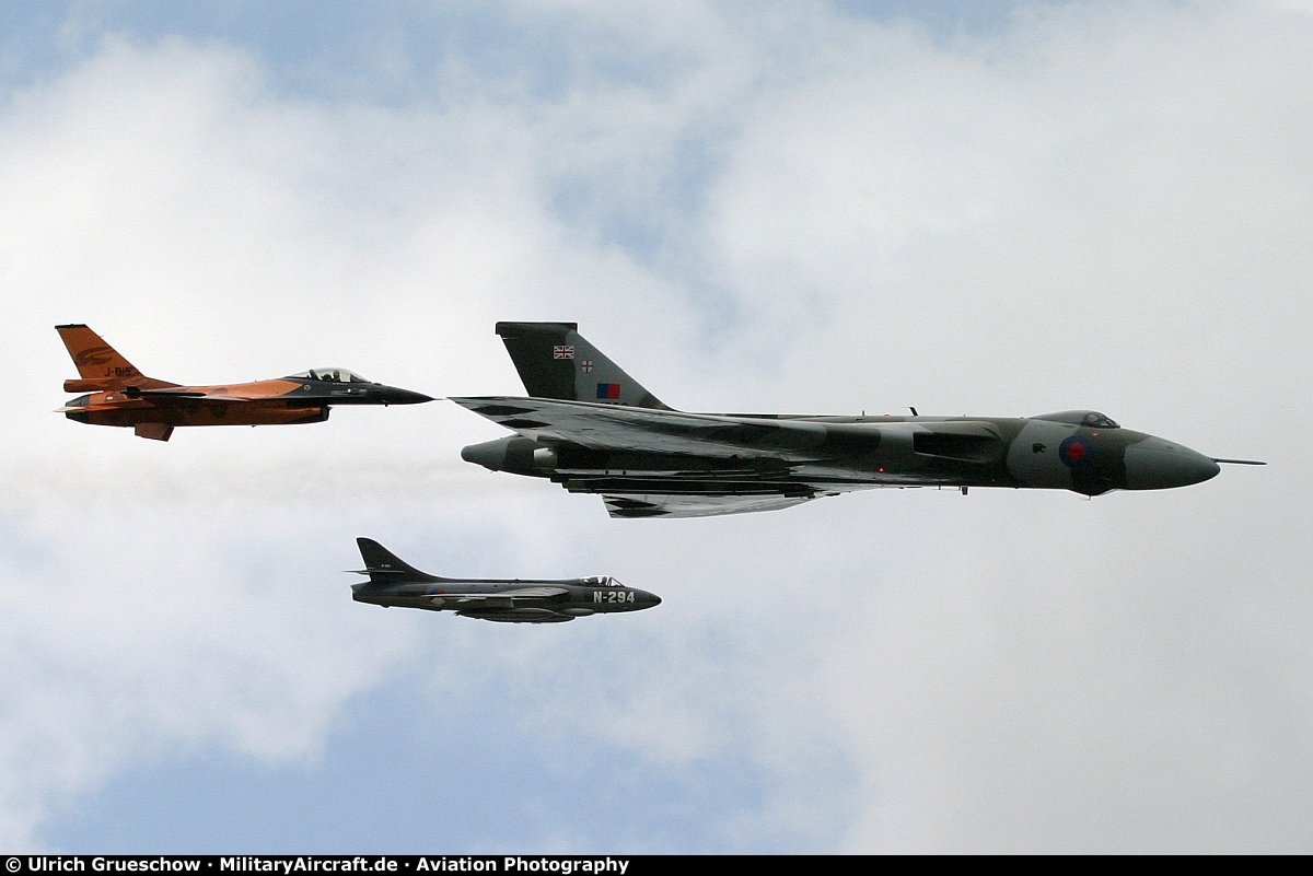 Hawker Hunter F.6A and Avro Vulcan B2