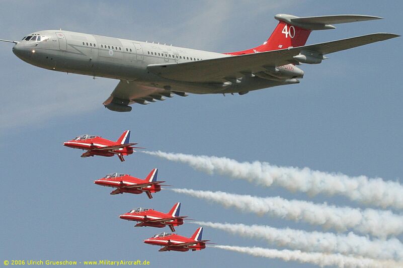 Red Arrows and Vickers VC-10