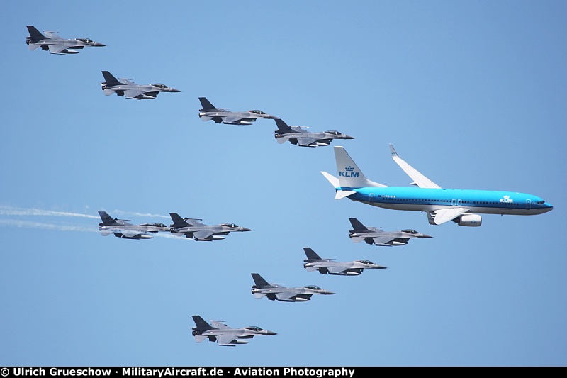 General Dynamics F-16AM Fighting Falcon and KLM Boeing 737