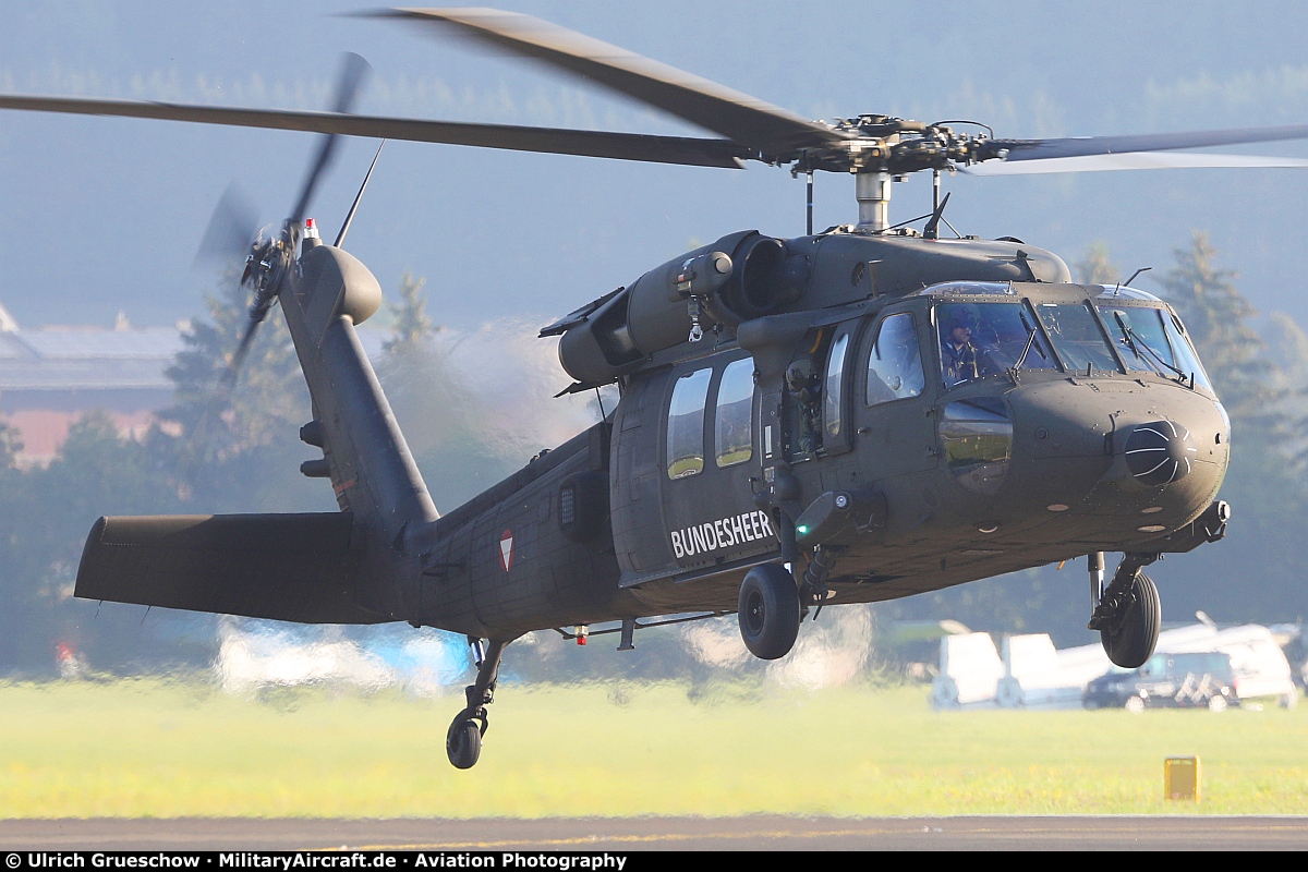 Sikorsky S-70A Black Hawk (6M-BA)